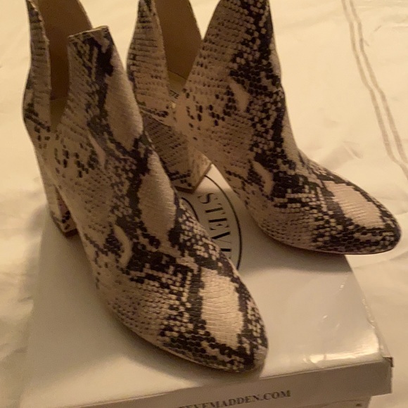 Steve Madden block heel booties size 10, great condition only worn once - Picture 1 of 5